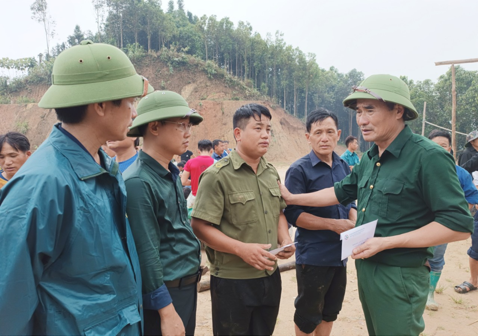 Ph&oacute; B&iacute; thư Thường trực Tỉnh ủy tỉnh L&agrave;o Cai Vũ Xu&acirc;n Cường trực tiếp đến hiện trường chỉ đạo c&aacute;c lực lượng tổ chức cứu nạn, thăm hỏi c&aacute;c nạn nh&acirc;n. Ảnh: B&aacute;o L&agrave;o Cai.