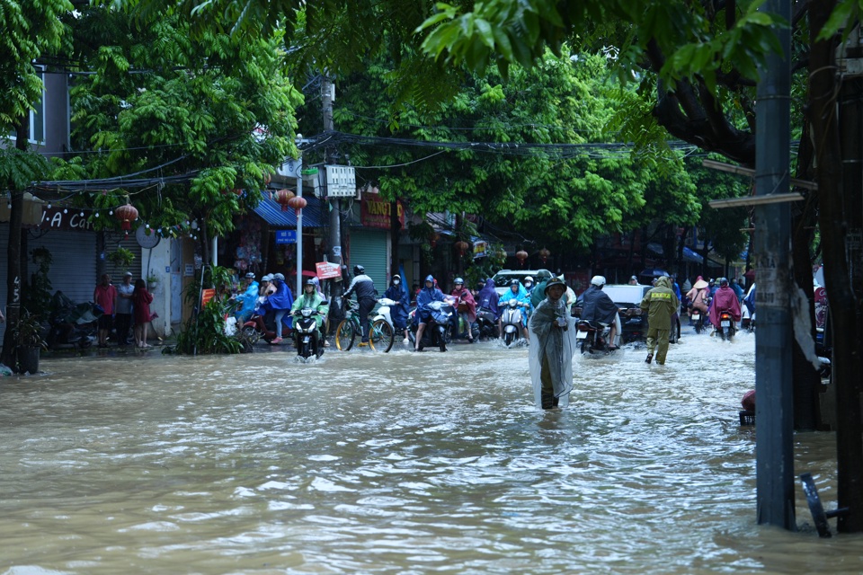 Phố Tứ Li&ecirc;n đoạn qua trụ sở phường Tứ Li&ecirc;n ngập trong nước.