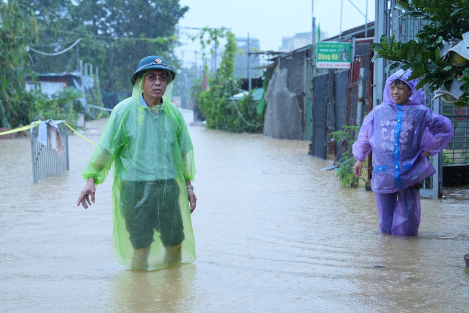 L&atilde;nh đạo phường Tứ Li&ecirc;n kiểm tra c&ocirc;ng t&aacute;c ph&ograve;ng chống mưa, lũ khu vực ngo&agrave;i b&atilde;i s&ocirc;ng Hồng thuộc địa b&agrave;n phường.