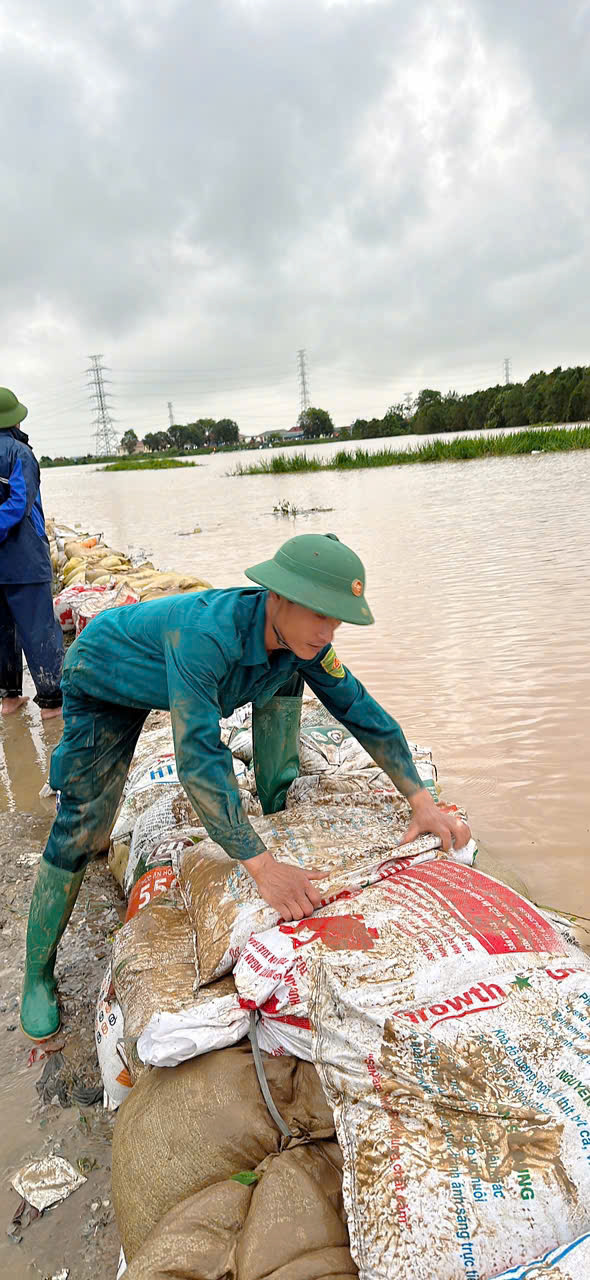 Anh Điệp đắp đập ph&ograve;ng chống nước lũ.