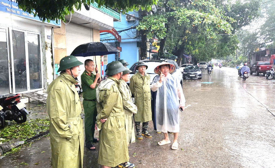 L&atilde;nh đạo Quận Hai B&agrave; Trưng kiểm tra t&igrave;nh h&igrave;nh ứng ph&oacute; với mưa lũ tr&ecirc;n địa b&agrave;n 2 phường Bạch Đằng v&agrave; Thanh Lương