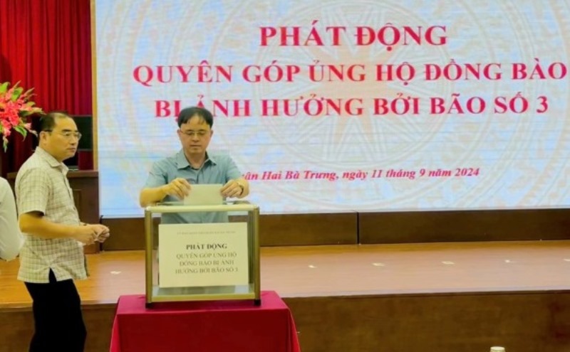 Ph&oacute; B&iacute; thư Quận ủy, Chủ tịch UBND Quận Hai B&agrave; Trưng v&agrave; l&atilde;nh đạo, c&aacute;n bộ, c&ocirc;ng chức UBND quận ủng hộ đồng b&agrave;o bị ảnh hưởng bởi b&atilde;o số 3, s&aacute;ng 11/9