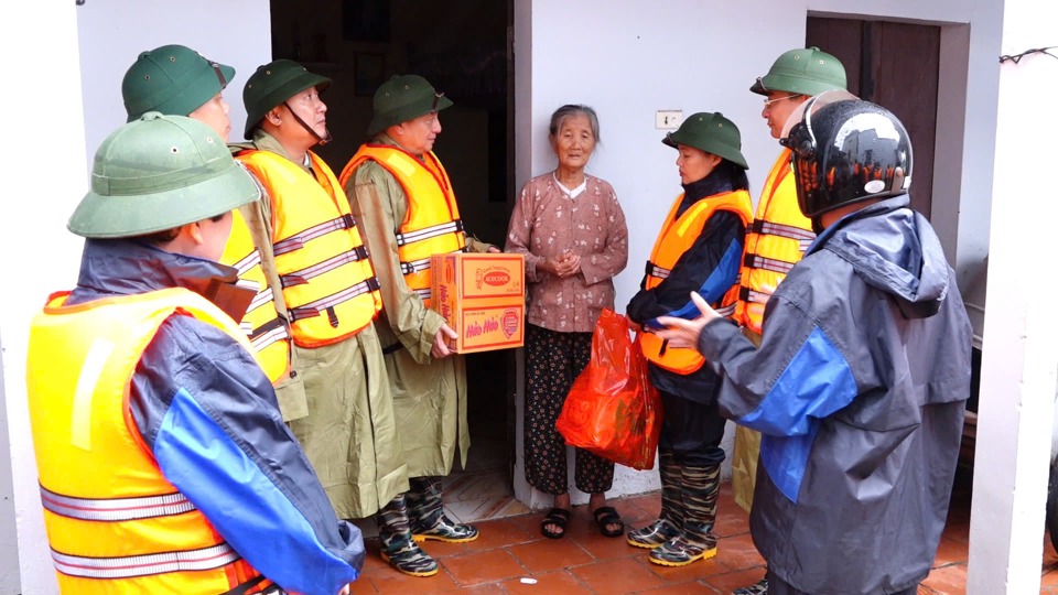 L&atilde;nh đạo huyện Thanh Oai kịp thời thăm hỏi, tặng qu&agrave; hộ gia đ&igrave;nh kh&oacute; khăn bị &uacute;ng ngập tại x&atilde; Kim Thư.