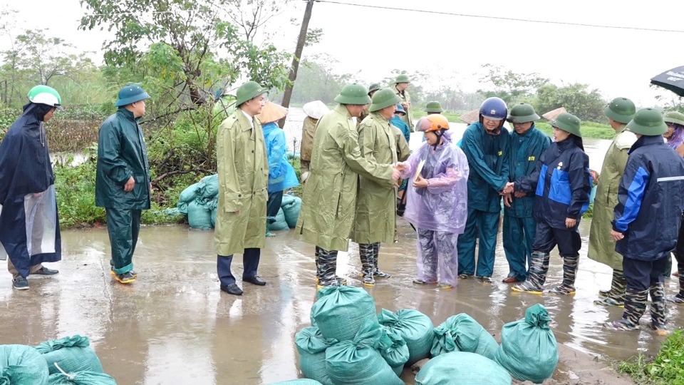 L&atilde;nh đạo huyện Thanh Oai tặng qu&agrave; động vi&ecirc;n Ban Chỉ huy PCTT&amp;TKCN x&atilde; Tam Hưng.