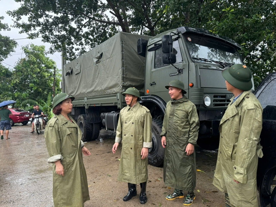 Chủ tịch UBND huyện Quốc Oai Nguyễn Trường Sơn y&ecirc;u cầu c&aacute;c x&atilde; tiếp tục r&agrave; so&aacute;t, tuy&ecirc;n truyền, vận động Nh&acirc;n d&acirc;n thuộc c&aacute;c khu vực c&oacute; nguy cơ ảnh hưởng của lũ khẩn trương thực hiện di dời đến nơi an to&agrave;n theo quy định.