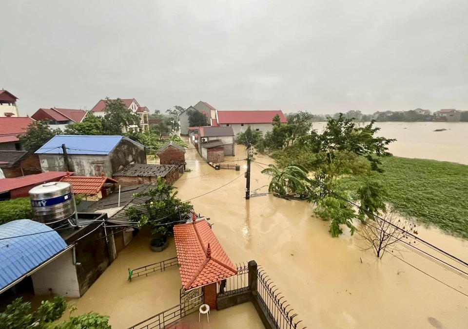 Trong đợt mưa lũ đang diễn ra tr&ecirc;n khắp H&agrave; Nội, lũ tr&ecirc;n s&ocirc;ng Cầu, s&ocirc;ng C&agrave; Lồ, đoạn chảy qua huyện S&oacute;c Sơn, đ&atilde; vượt đỉnh lũ lịch sử năm 1971, đồng thời cũng vượt lu&ocirc;n mực nước lũ theo thiết kế.