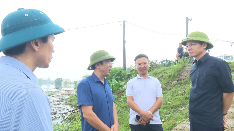 L&atilde;nh đạo huyện S&oacute;c Sơn kiểm tra c&ocirc;ng t&aacute;c ứng ph&oacute; lũ tr&ecirc;n tuyến s&ocirc;ng C&agrave; Lồ.