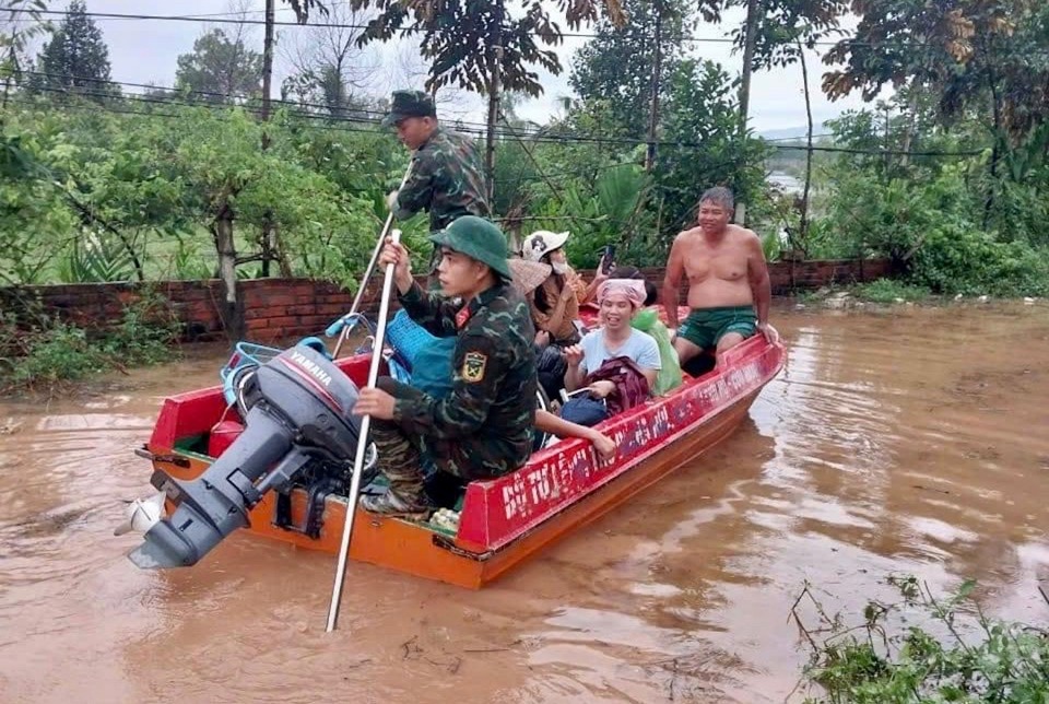 Lực lượng chức năng huyện Ph&uacute;c Thọ hỗ trợ di dời người d&acirc;n đến nơi tr&aacute;nh tr&uacute; an to&agrave;n.