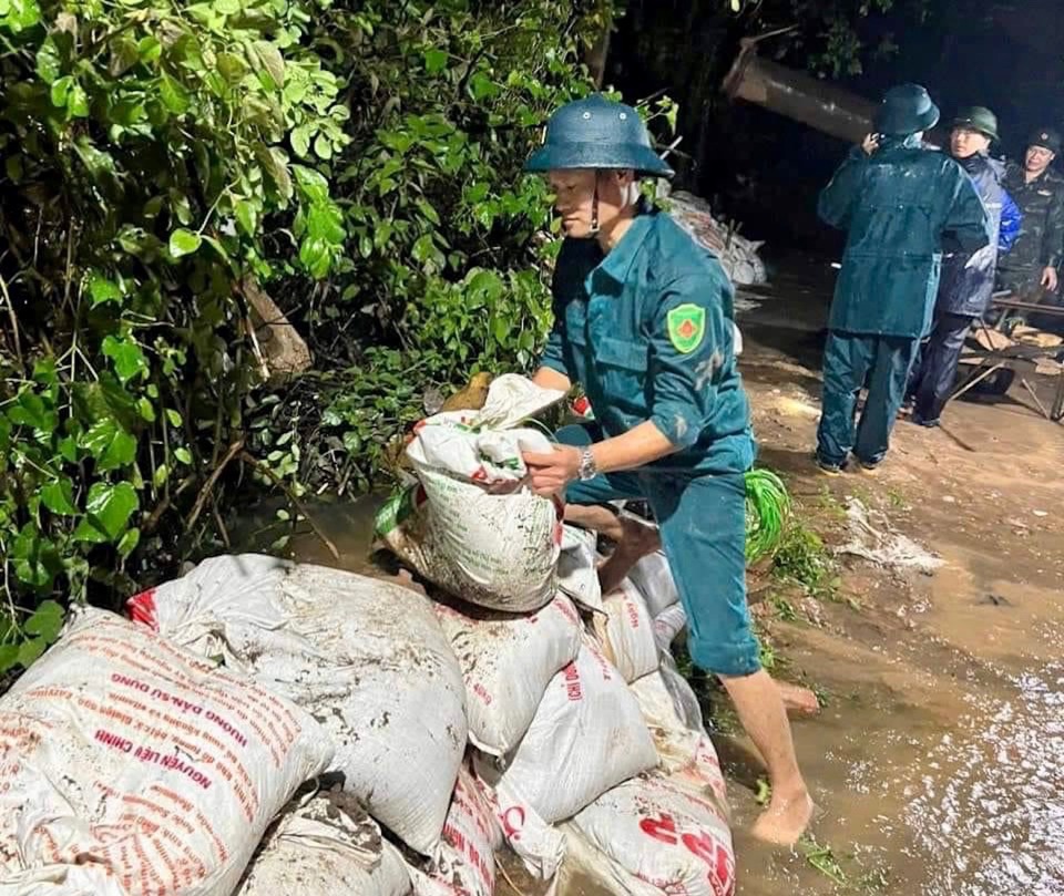 Lực lượng d&acirc;n qu&acirc;n t&iacute;ch cực tham gia hộ đ&ecirc; s&ocirc;ng T&iacute;ch.