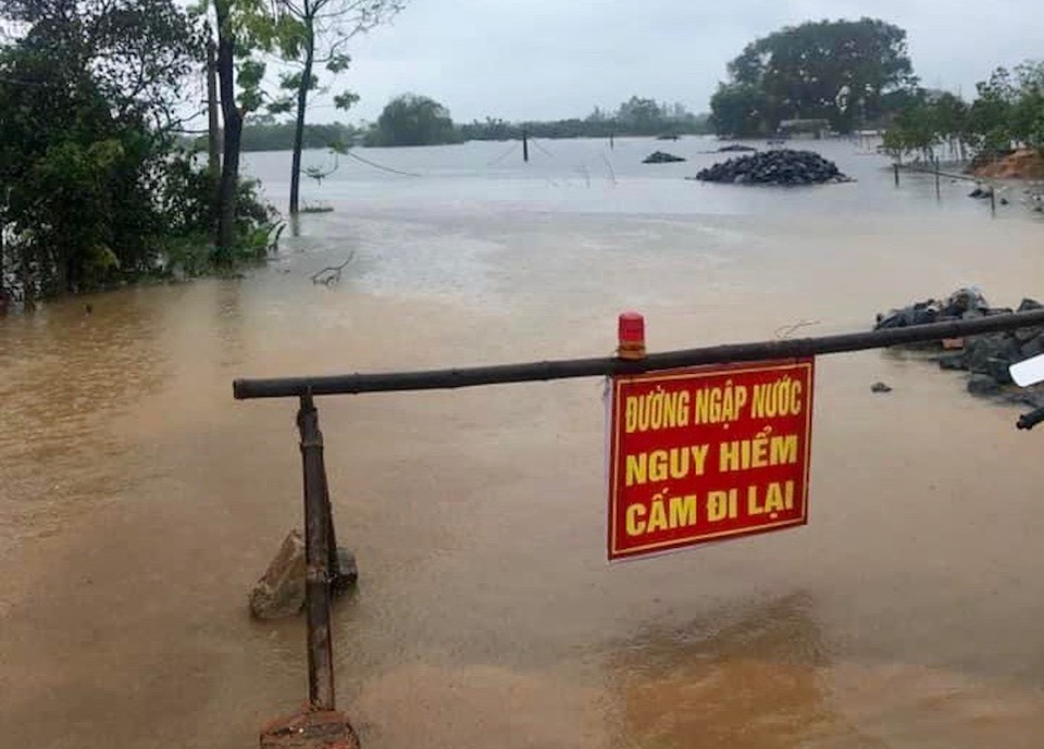 T&igrave;nh trạng ngập lụt xảy ra diện rộng, ch&iacute;nh quyền c&aacute;c địa phương phải lắp đặt nhiều biển cảnh b&aacute;o, chỉ dẫn để bảo đảm an to&agrave;n giao th&ocirc;ng.