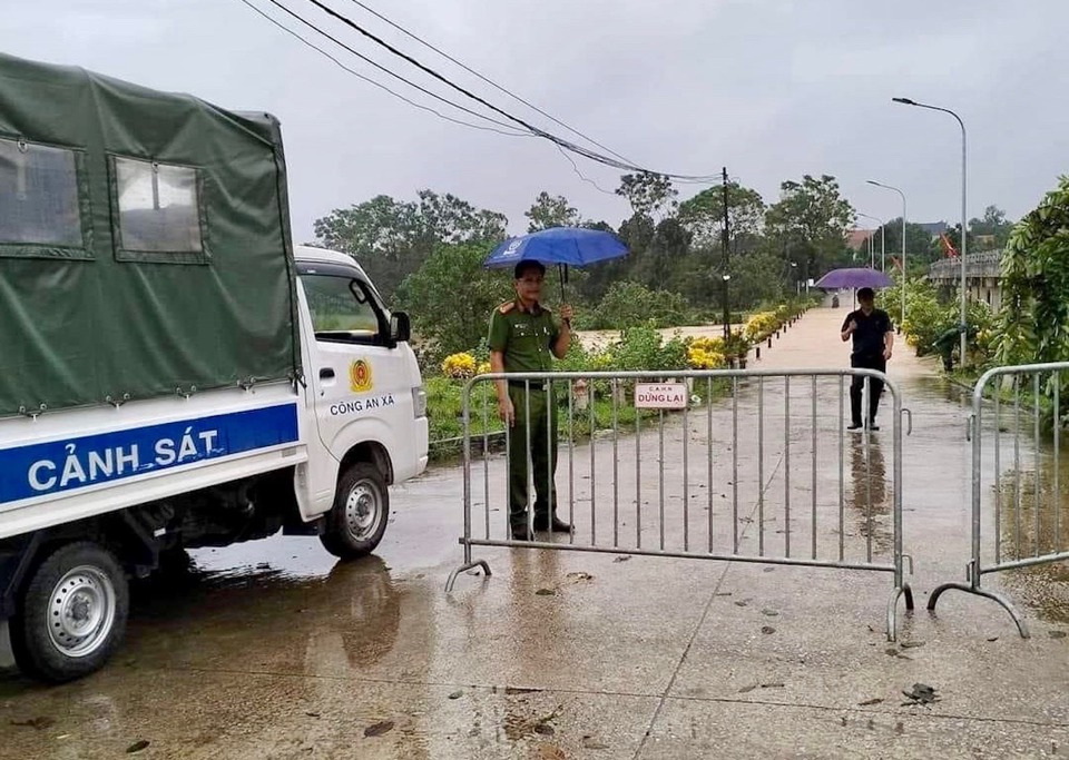 Lực lượng chức năng huyện Ph&uacute;c Thọ hướng dẫn, ph&acirc;n lường giao th&ocirc;ng.