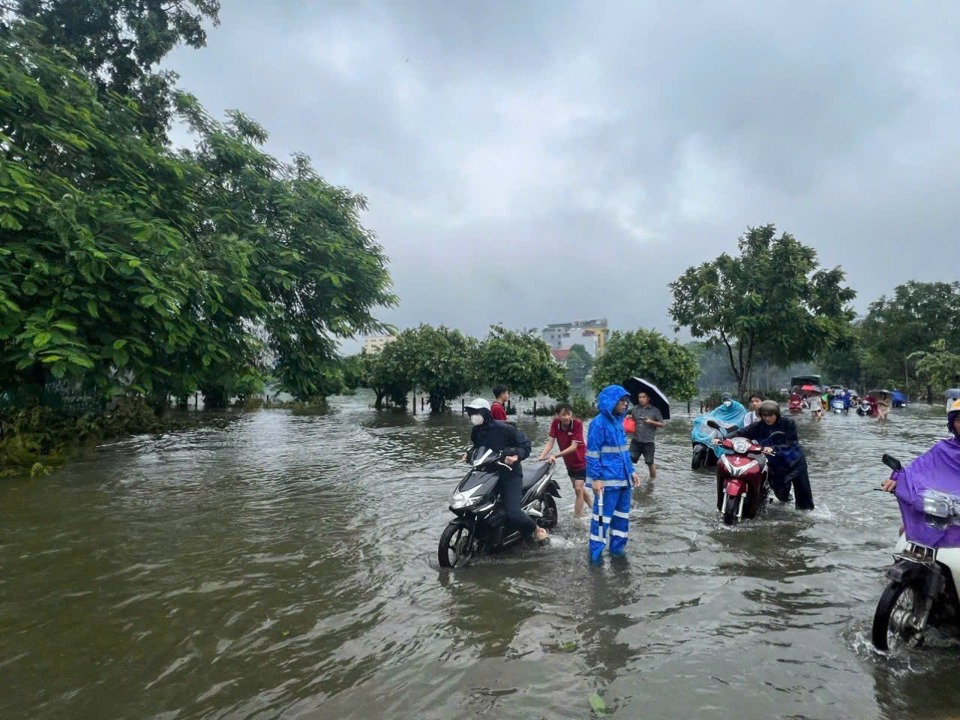 Mưa lớn k&eacute;o d&agrave;i g&acirc;y ra ngập nặng tr&ecirc;n đường 70.