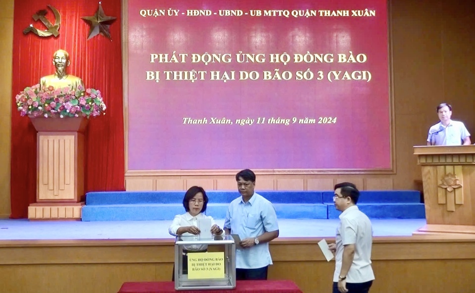 L&atilde;nh đạo quận Thanh Xu&acirc;n tham gia ủng hộ đồng b&agrave;o c&aacute;c tỉnh ph&iacute;a Bắc bị thiệt hại do cơn b&atilde;o số 3