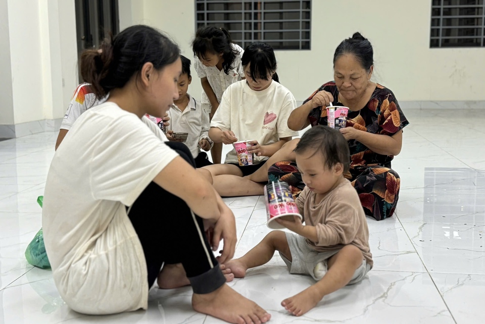 Người d&acirc;n tại khu vực ngo&agrave;i b&atilde;i được phường Ph&uacute; Thượng di chuyển đến sinh hoạt, ăn ở tại nh&agrave; văn ho&aacute;.