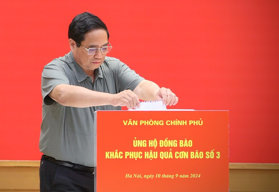 Thủ tướng Phạm Minh Ch&iacute;nh tham gia quy&ecirc;n g&oacute;p, ủng hộ đồng b&agrave;o bị thiệt hại do cơn b&atilde;o số 3 g&acirc;y ra - Ảnh: VGP/Nhật Bắc