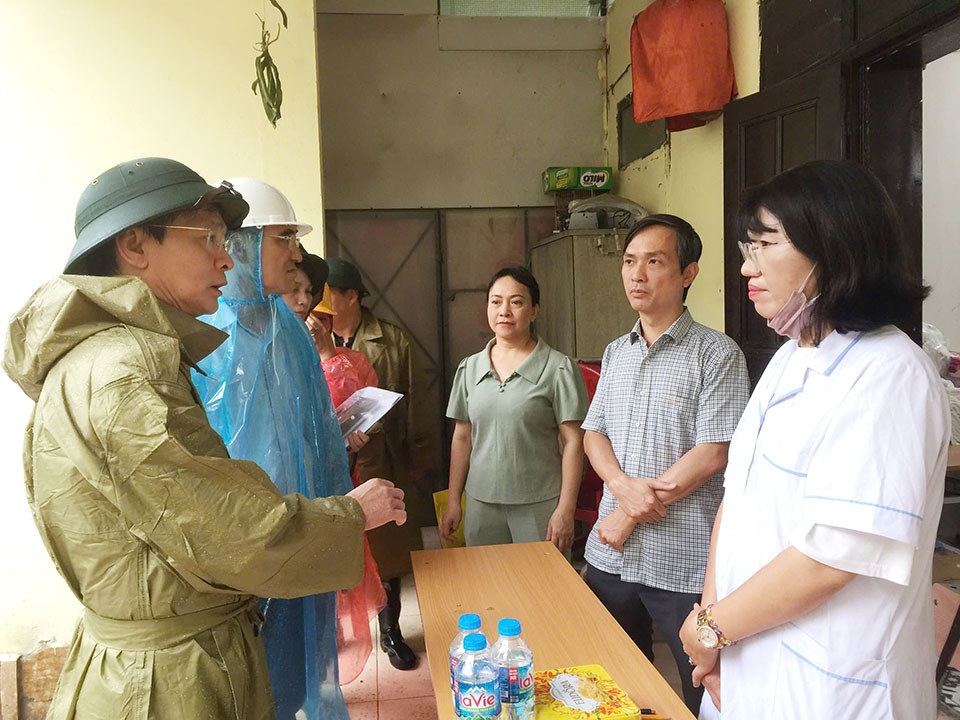 Ph&oacute; Gi&aacute;m đốc Sở Y tế Vũ Cao Cương trao đổi với lực lượng y tế trực chăm s&oacute;c sức khỏe cho người d&acirc;n ở 67 phố Ph&oacute; Đức Ch&iacute;nh.