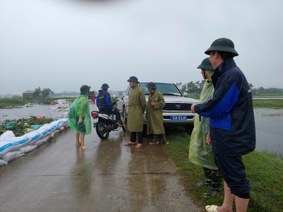 L&atilde;nh đạo huyện Chương Mỹ chỉ đạo chống lũ tại x&atilde; Mỹ Lương (ảnh chụp trưa 11/9)