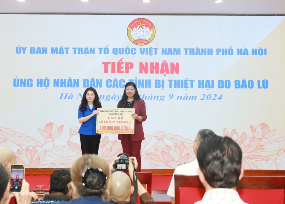 Chủ tịch Ủy ban Mặt trận Tổ quốc Việt Nam TP H&agrave; Nội Nguyễn Lan Hương tiếp nhận ủng hộ từ Th&agrave;nh đo&agrave;n H&agrave; Nội