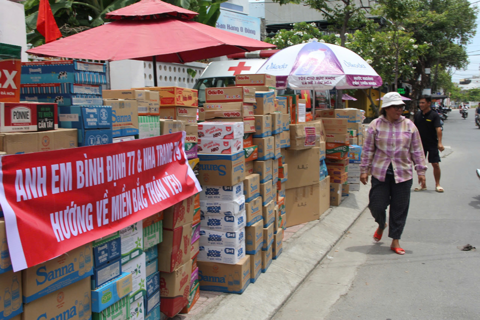 Người d&acirc;n TP Nha Trang chia sẻ c&ugrave;ng đồng b&agrave;o ph&iacute;a Bắc đang bị ảnh hưởng thi&ecirc;n tai. Ảnh: Trung Nh&acirc;n