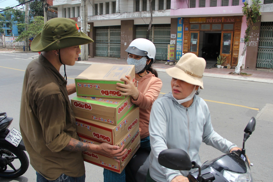 Mỗi người một &iacute;t g&oacute;p th&ecirc;m nhu yếu phẩm hỗ trợ c&aacute;c tỉnh ph&iacute;a Bắc.&nbsp;Ảnh: Trung Nh&acirc;n