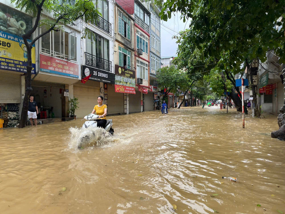 UBND quận Ba Đ&igrave;nh y&ecirc;u cầu hạn chế c&aacute;c phương tiện v&agrave;o khu vực Ph&uacute;c X&aacute; - T&acirc;n Ấp.