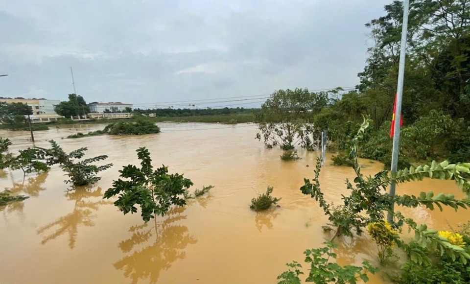 Mưa lớn nhấn ch&igrave;m đường v&agrave;o x&atilde; V&acirc;n H&agrave; (huyện Ph&uacute;c Thọ).