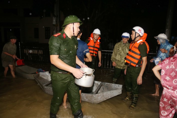 Công an Bắc Ninh xuyên đêm di dân, đắp đê ngăn lũ - Ảnh 2