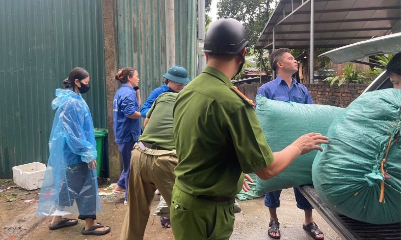 Lực lượng c&ocirc;ng an quận gi&uacute;p người d&acirc;n di chuyển đồ đạc c&oacute; gi&aacute; trị đến nơi an to&agrave;n.