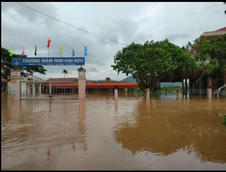 Trường mầm non Khu Hựu ở huyện Lục Ngạn ngập s&acirc;u trong nước.