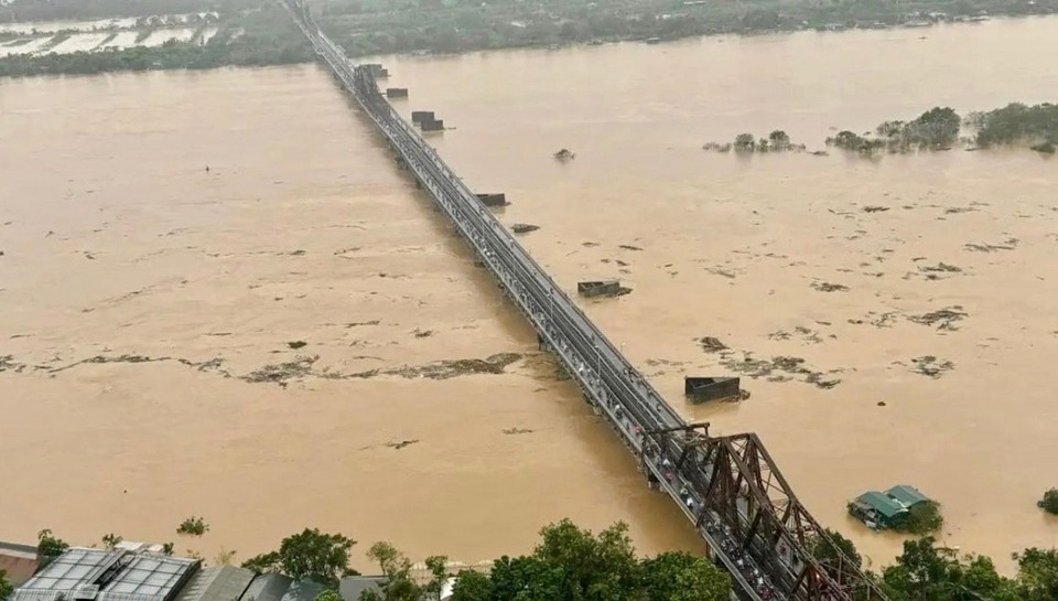 Lũ tr&ecirc;n s&ocirc;ng Hồng tại TP H&agrave; Nội vẫn đang tr&ecirc;n mức b&aacute;o động II.