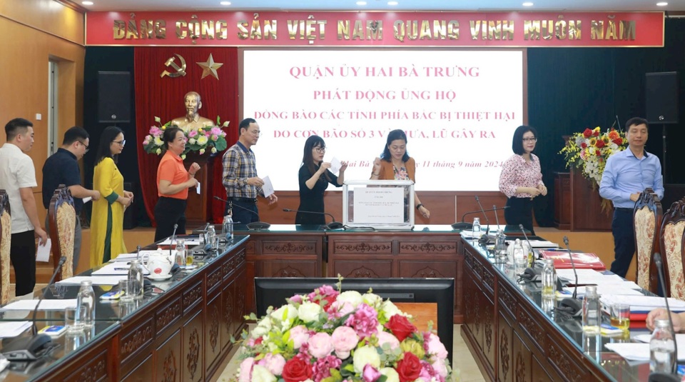 Ngay tại chương tr&igrave;nh ph&aacute;t động, l&atilde;nh đạo Quận ủy, HĐND, UBND, Ủy ban MTTQ Việt Nam Quận Hai B&agrave; Trưng v&agrave; c&aacute;c c&aacute;n bộ, c&ocirc;ng chức của Quận ủy đ&atilde; ủng hộ được tổng số tiền hơn 25 triệu đồng