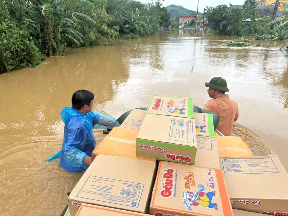 Thanh ni&ecirc;n huyện Thường T&iacute;n hỗ trợ tiếp tế nhu yếu phẩm cần thiết cho người d&acirc;n khu vực bị ngập lụt&nbsp;