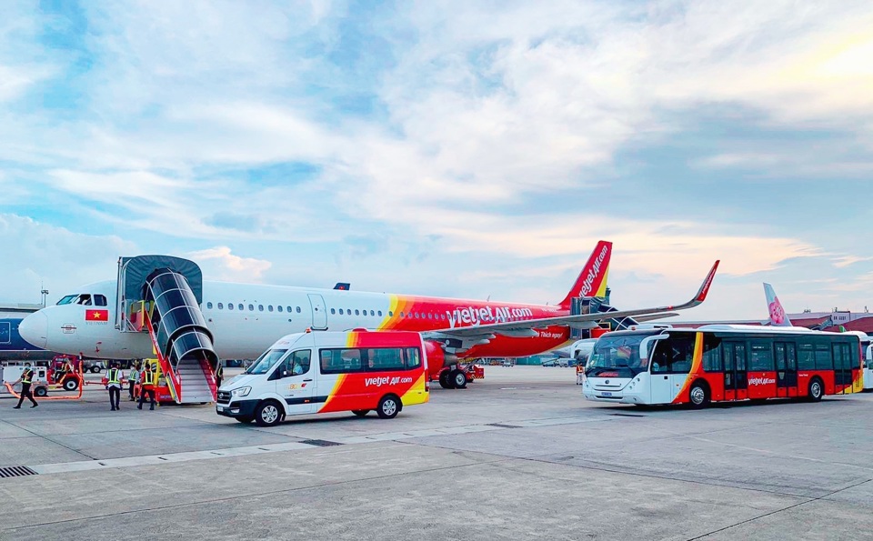 Vietjet sẽ tr&iacute;ch 5.000 đồng/v&eacute; b&aacute;n được từ nay đến hết 30/9 để hỗ trợ người d&acirc;n v&ugrave;ng b&atilde;o lũ.