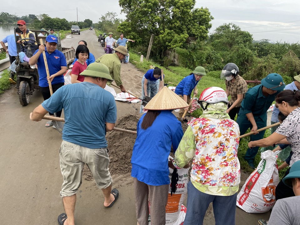 C&aacute;c lực lượng chức năng huyện Thường T&iacute;n quyết liệt tập trung ứng ph&oacute; với cơn b&atilde;o số 3