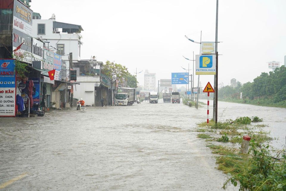 Tỉnh lộ 427 đi ra c&aacute;c x&atilde; ven s&ocirc;ng Hồng thuộc địa b&agrave;n huyện Thường T&iacute;n nhiều ng&agrave;y nay đ&atilde; bị ngập s&acirc;u trong nước g&acirc;y kh&oacute; khăn cho việc đi lại