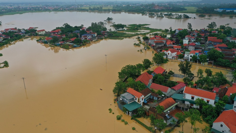 Nước s&ocirc;ng Ph&oacute; Đ&aacute;y d&acirc;ng cao khiến nhiều địa phương tr&ecirc;n địa b&agrave;n tỉnh Vĩnh Ph&uacute;c bị c&ocirc; lập. Ảnh: Th&aacute;i Sinh.&nbsp;