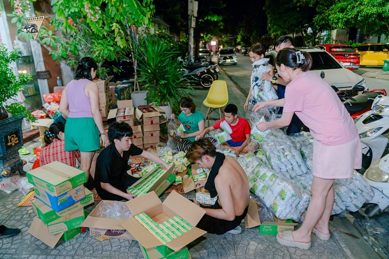 Những chai nước, hộp sữa, g&oacute;i b&aacute;nh, g&oacute;i m&igrave; t&ocirc;m đ&atilde; được người d&acirc;n Quảng B&igrave;nh quy&ecirc;n g&oacute;p v&agrave; vận chuyển ra c&aacute;c tỉnh ph&iacute;a Bắc trong tối 10/9.