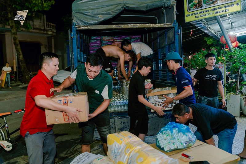 C&ugrave;ng với việc hỗ trợ nhu yếu phẩm, nhiều c&aacute; nh&acirc;n, tập thể ở Quảng B&igrave;nh cũng đ&atilde; đưa phương tiện cứu hộ l&ecirc;n đường ra c&aacute;c tỉnh ph&iacute;a Bắc để c&ugrave;ng với c&aacute;c lực chức năng cứu hộ, cứu nạn.