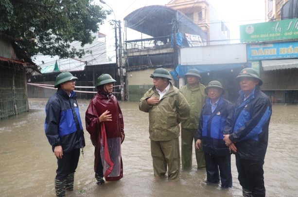 Trung tướng Nguyễn Hải Trung, Gi&aacute;m đốc C&ocirc;ng an TP kiểm tra, động vi&ecirc;n c&ocirc;ng t&aacute;c ph&ograve;ng chống mưa lũ ở huyện M&ecirc; Linh.