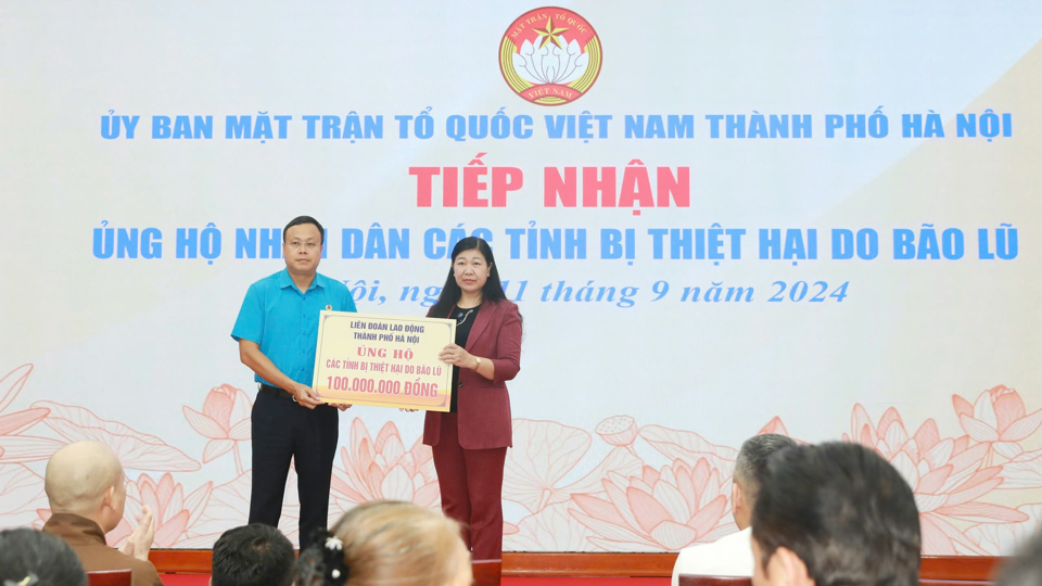 Chủ tịch LĐLĐ TP H&agrave; Nội Phạm Quang Thanh trao ủng hộ của LĐLĐ TP tới&nbsp; c&aacute;c tỉnh bị thiệt hại do b&atilde;o lũ th&ocirc;ng qua Ủy ban MTTQ Việt Nam TP s&aacute;ng 11/9