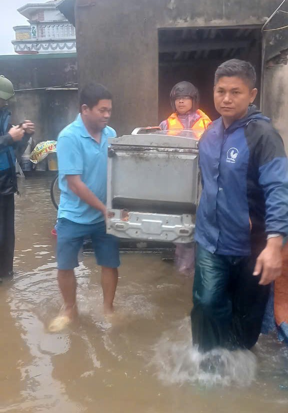 Lực lượng chức năng huy&ecirc;̣n Mỹ Đức h&ocirc;̃ trợ người d&acirc;n có nhà bị ng&acirc;̣p đ&ecirc;́n nơi an toàn. Ảnh: Văn Bi&ecirc;n