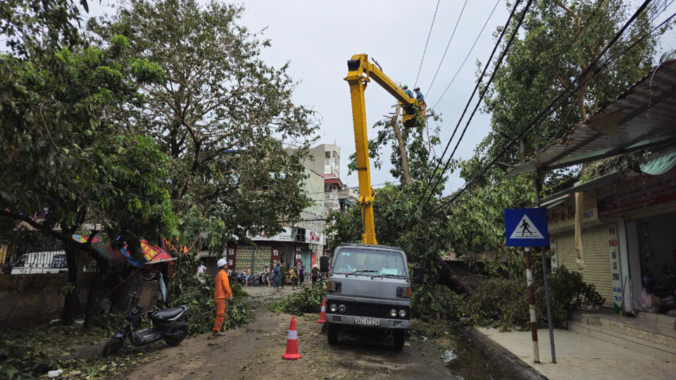 EVN nỗ lực khắc phục sự cố về điện.