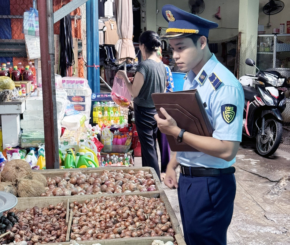 Quản l&yacute; thị trường kiểm tra việc cung ứng thực phẩm, rau xanh tại hệ thống chợ truyền thống. Ảnh: Ho&agrave;i Nam