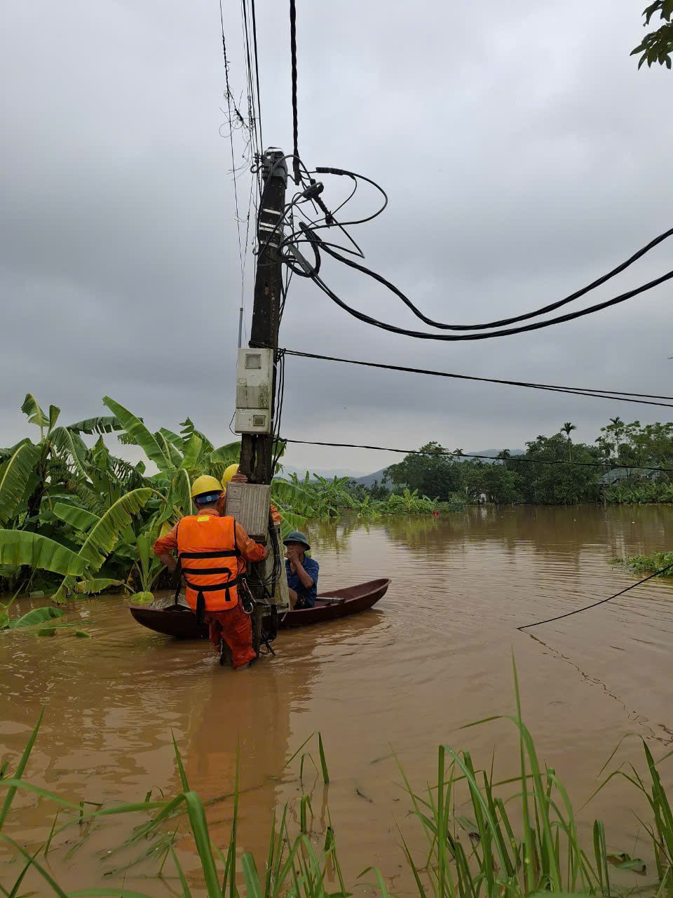 C&ocirc;ng nh&acirc;n ng&agrave;nh điện nỗ lực khắc phục trong b&atilde;o lũ.&nbsp;