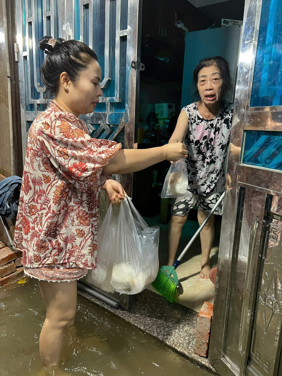 Hỗ trợ nhu yếu phẩm cho người d&acirc;n v&ugrave;ng ngập &uacute;ng.