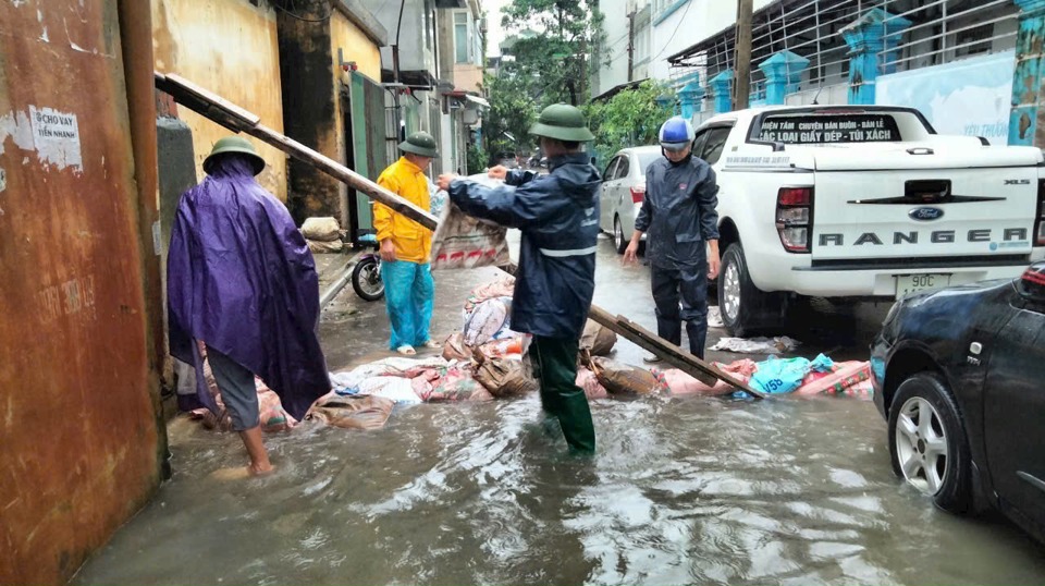 Gi&uacute;p d&acirc;n đi chuyển người v&agrave; đồ đạc ra khỏi v&ugrave;ng ngập &uacute;ng.