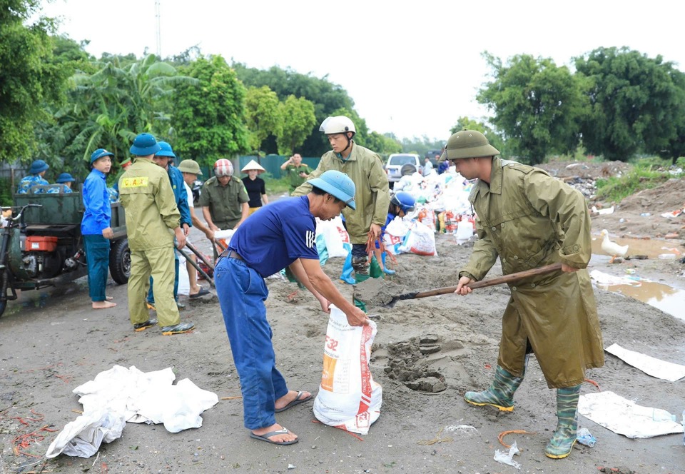 Huyện Thanh Trì: khắc phục kịp thời sự cố sau mưa bão - Ảnh 1