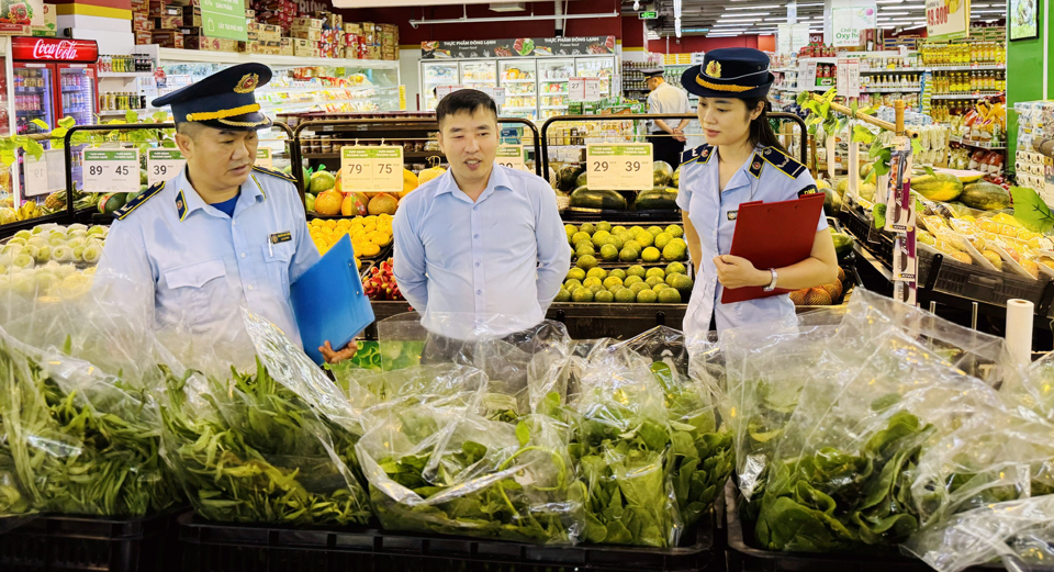 Lực lượng quản l&yacute; thị trường kiểm tra việc cung ứng v&agrave; gi&aacute; b&aacute;n mặt h&agrave;ng rau xanh tại hệ thống si&ecirc;u thị. Ảnh: Ho&agrave;i Nam