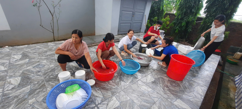 Gi&aacute;o vi&ecirc;n&nbsp;Trường THPT Trần Ph&uacute; - Ba V&igrave; chuẩn bị c&ocirc;ng t&aacute;c hỗ trợ học sinh của x&atilde; đảo Minh Ch&acirc;u.