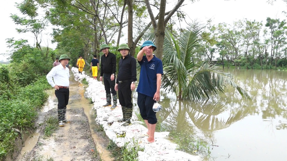 X&atilde; Li&ecirc;n Ch&acirc;u huy động lực lượng gia cố k&ecirc;nh Y&ecirc;n Cốc v&agrave;&nbsp;c&aacute;c điểm xung yếu.